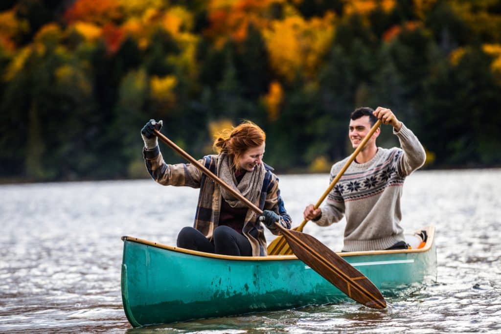 Couple se promenant sur un canot au canada