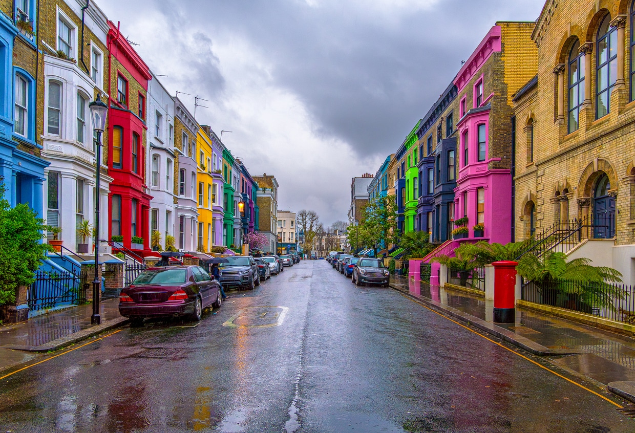 Journée pluvieuse sur les maisons colorées de la rue Notting Hill