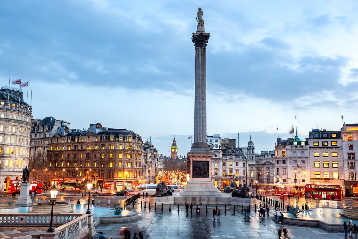 Trafalgar Square et sa colonne central au coucher du soleil