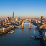 Vue panoramique de la skyline de Londres au-dessus de la Tamise