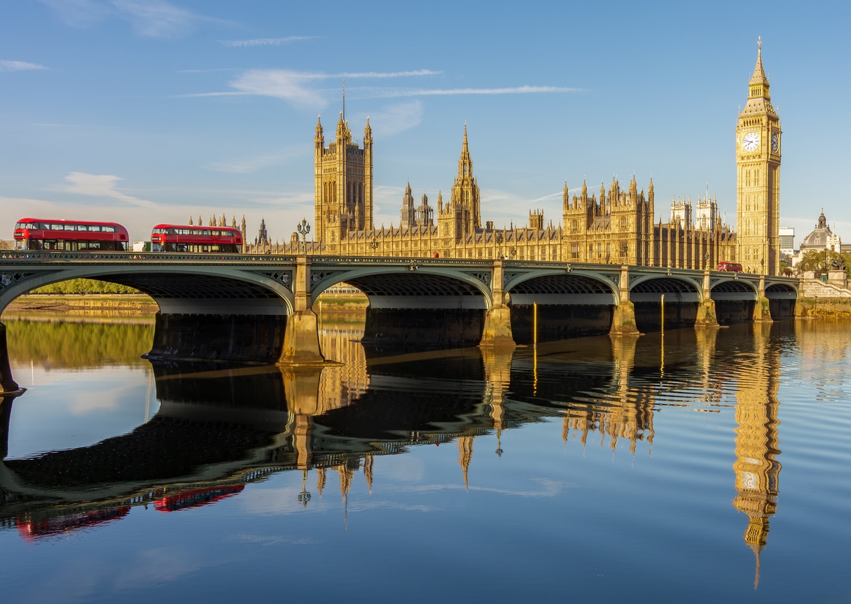 Vue depuis la Tamise sur un pont et ses bus rouge avec en arrière plan la chambre du parlement britannique