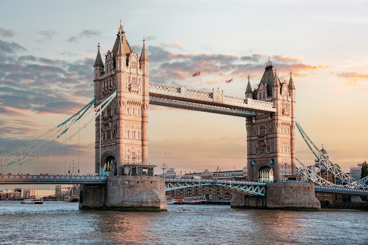 Vue sur le Tower Bridge au coucher du soleil