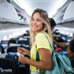 Femme heureuse dans un avion