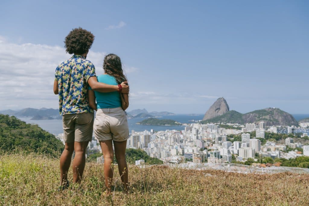 Couple qui surplombe la ville de Rio de Janeiro