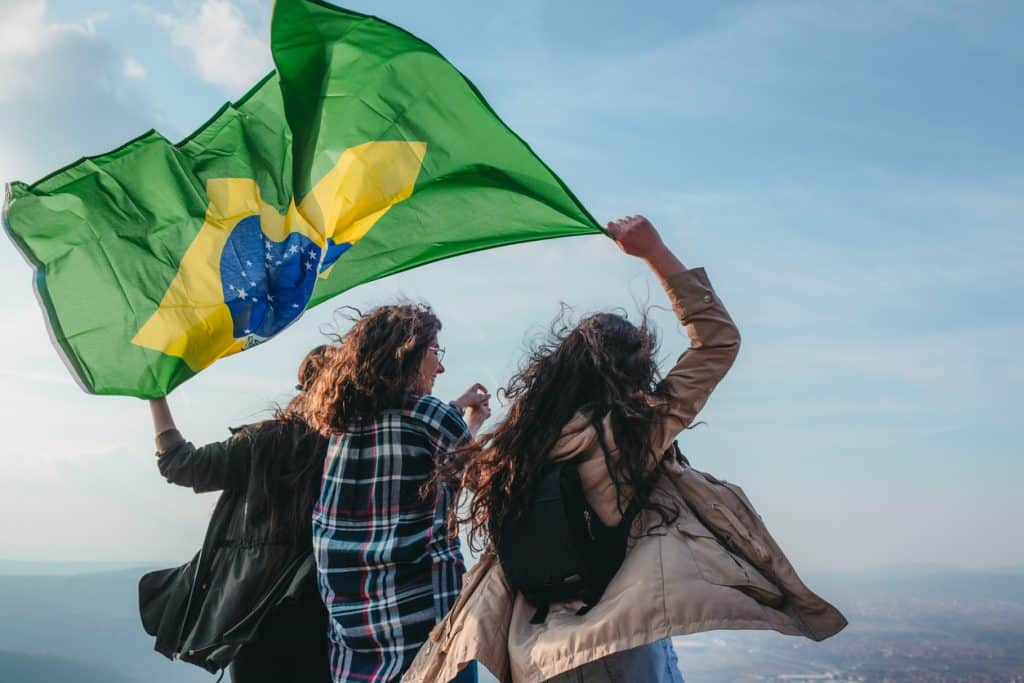 Jeunes filles tenant le drapeau du Brésil