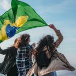 Jeunes filles tenant le drapeau du Brésil