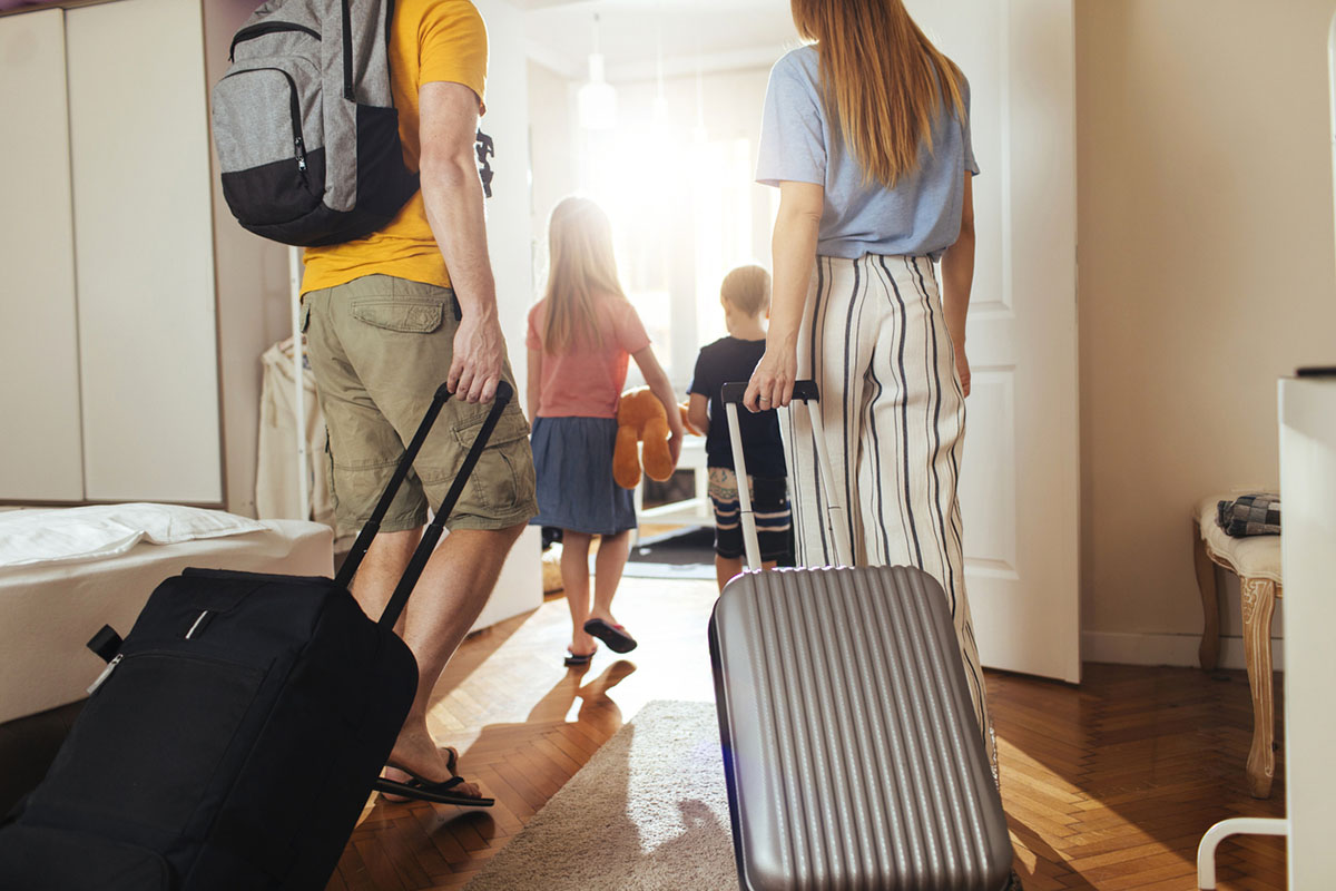 Famille qui laisse sa maison pour partir en vacances