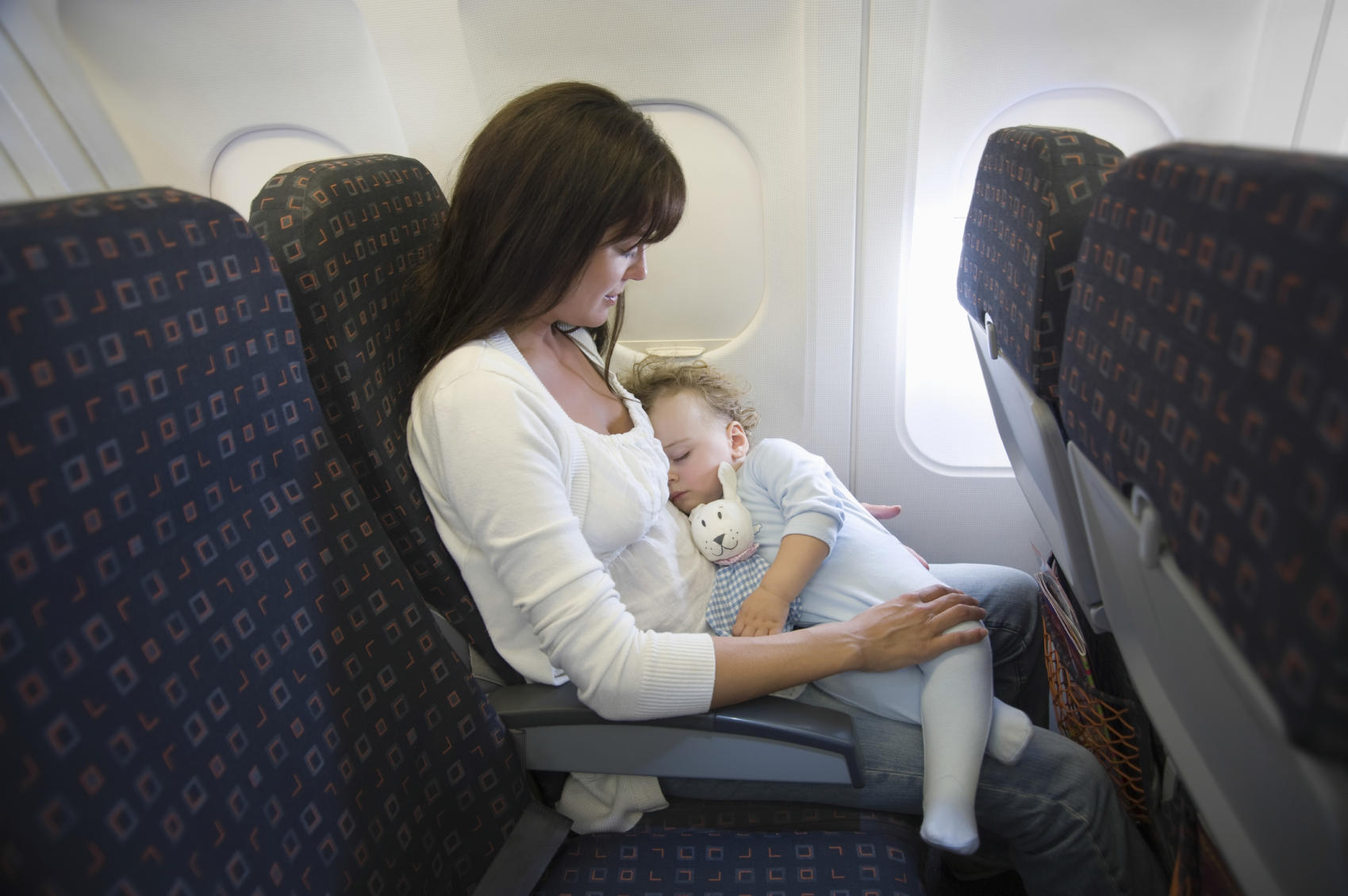 En avion avec bébé - Châtelaine