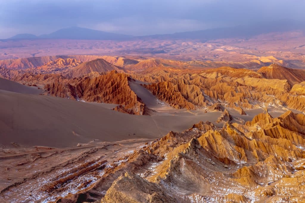 Coucher de soleil sur la vallée de la Lune dans le désert d'Atacama