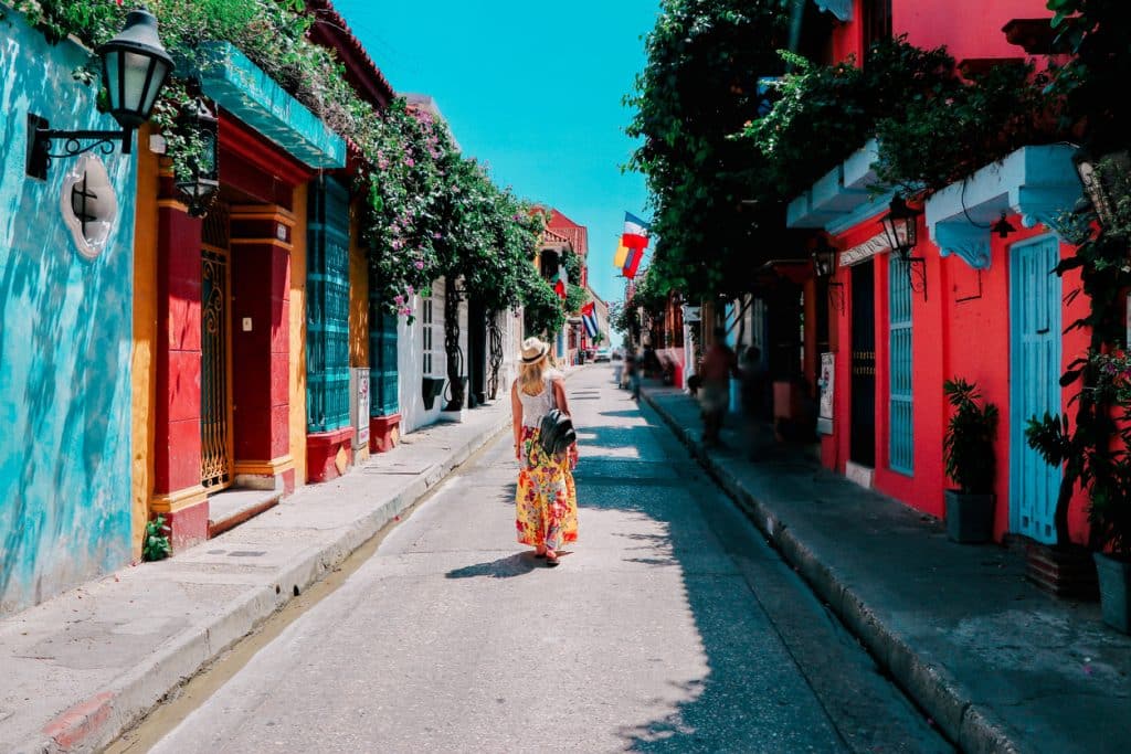 Jeune femme marchant dans les rues de Carthagène