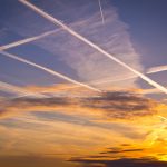 Traînées d'avion dans le ciel