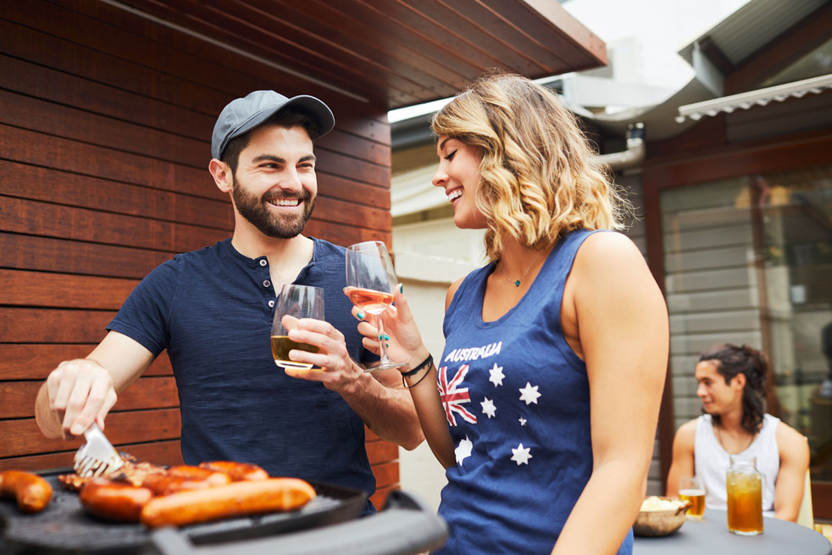 Couple qui fait un barbecue en Australie