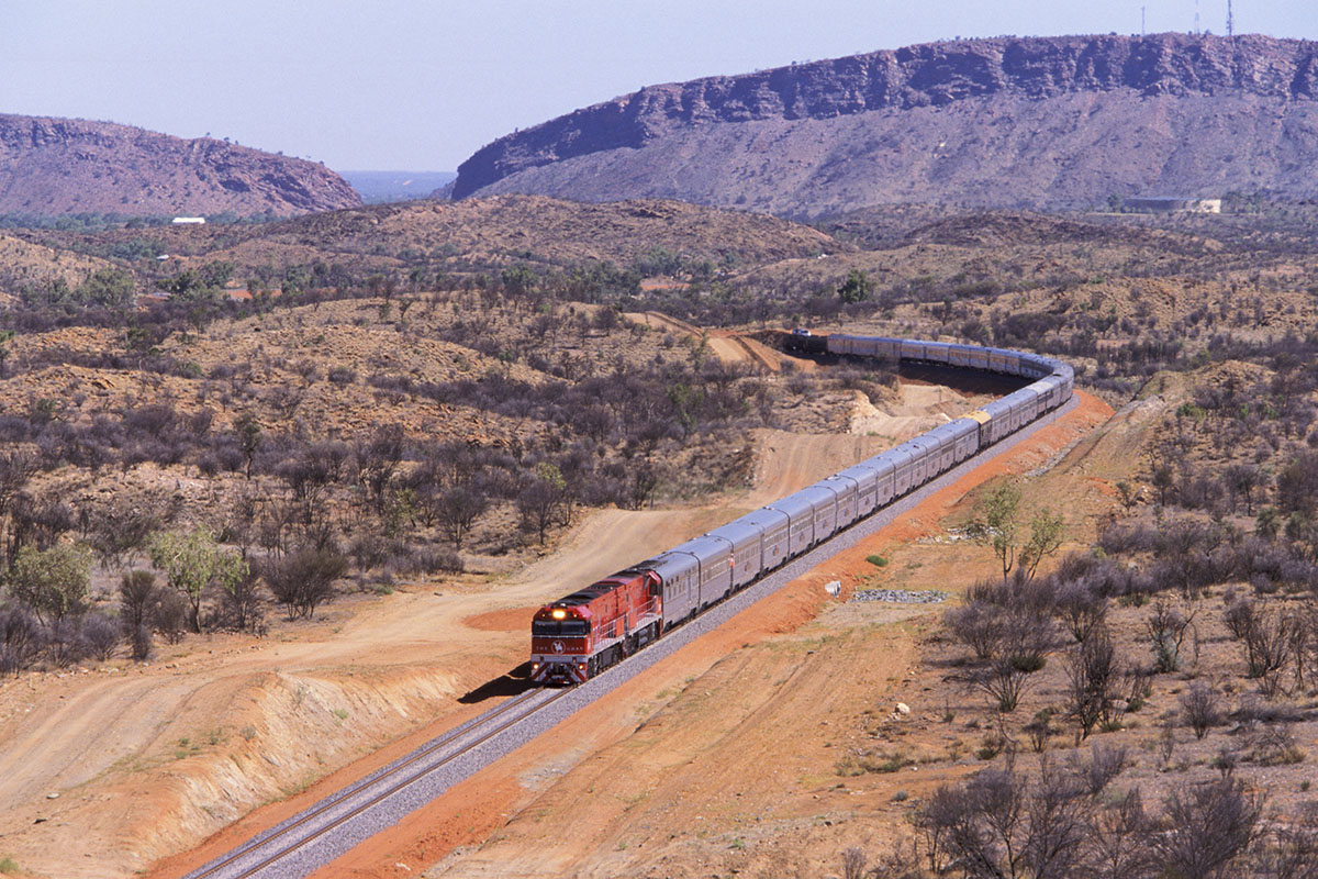 Train australien au milieu de la nature