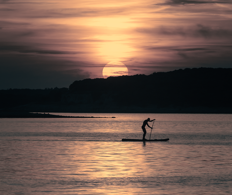 Paddle sur un lac au coucher du soleil