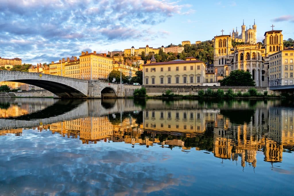 La cathédrale de la Fourvière de Lyon vue depuis la Saône