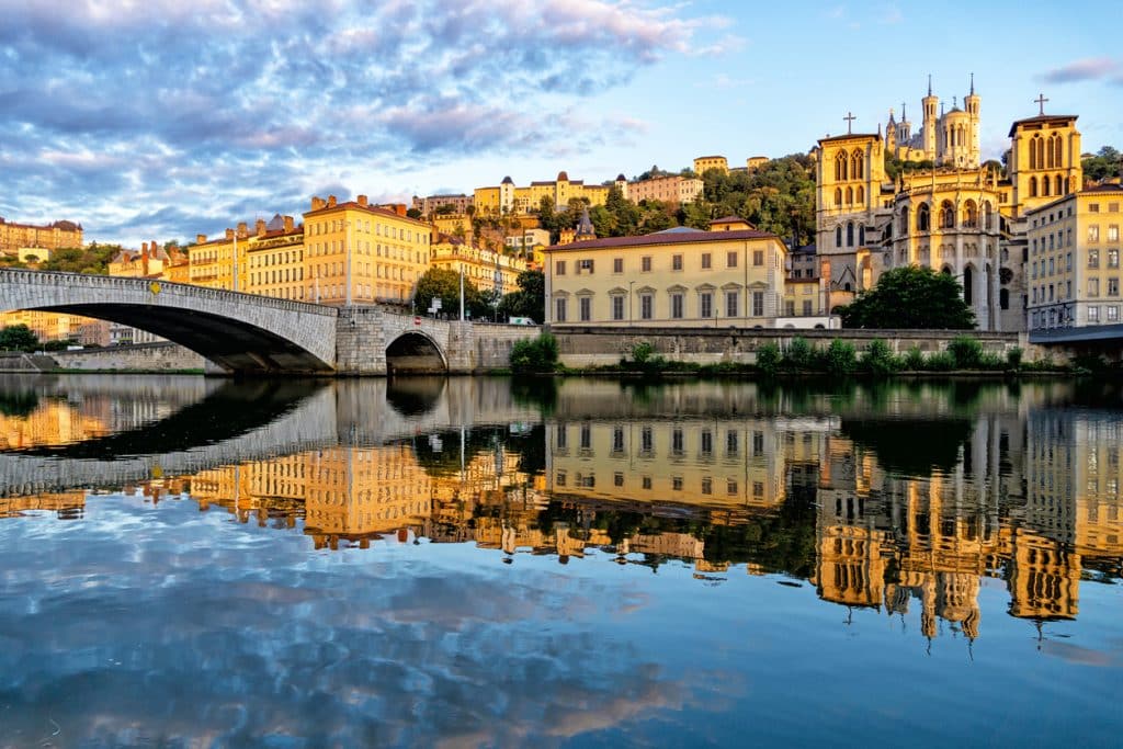 La cathédrale de la Fourvière de Lyon vue depuis la Saône