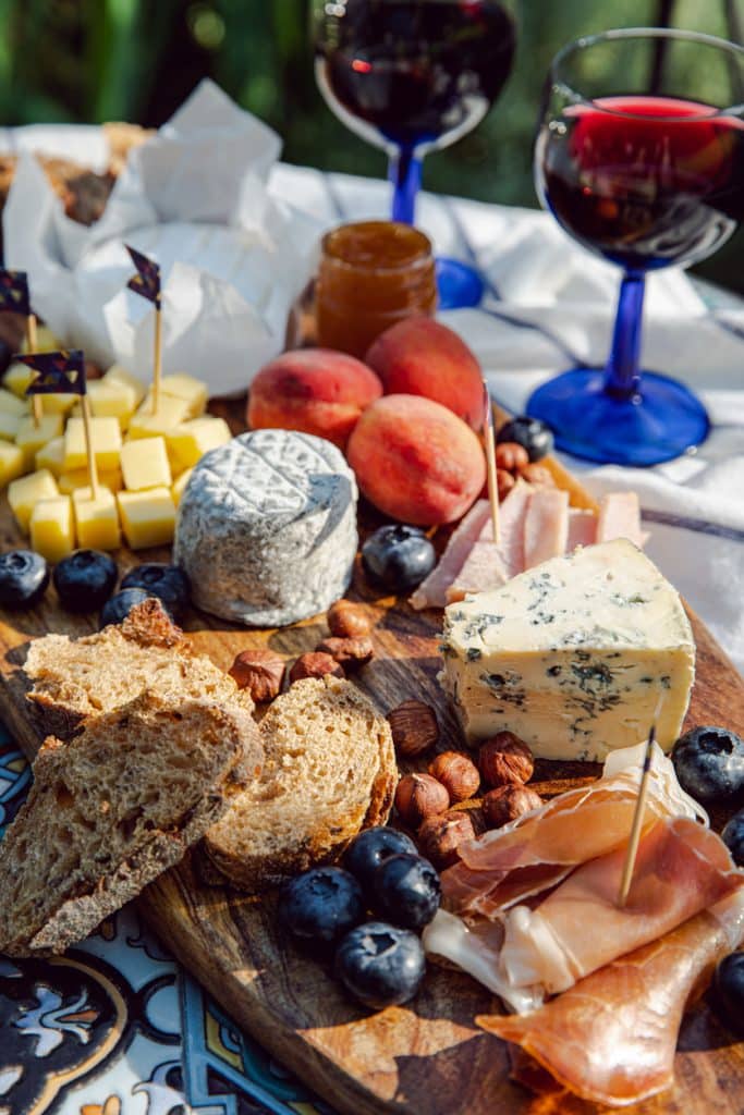 Plateau de pain, fromage et charcuterie