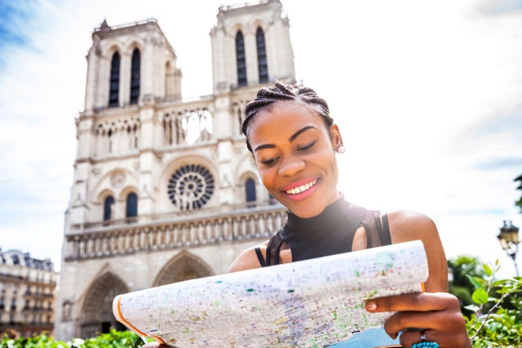 Touriste devant Notre-Dame de Paris