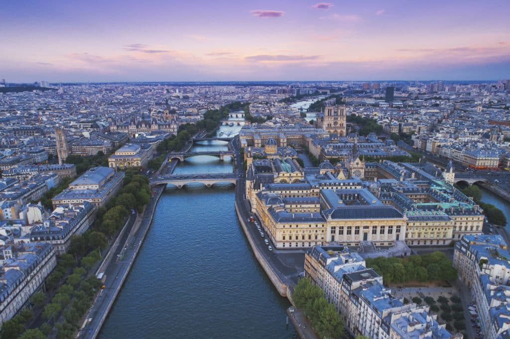 La Seine vue du ciel à Paris au coucher du soleil