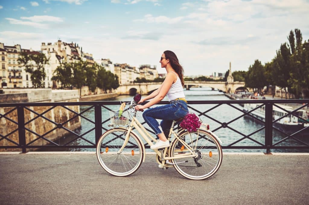 Touriste à vélo à Paris