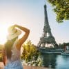 Touriste devant la Tour Eiffel