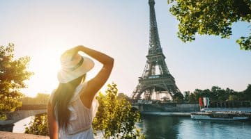 Touriste devant la Tour Eiffel