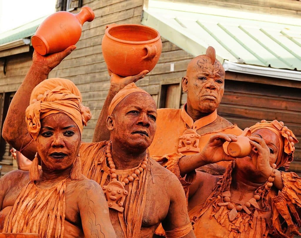 Hommes et femmes d'argiles durant le Carnaval de Martinique