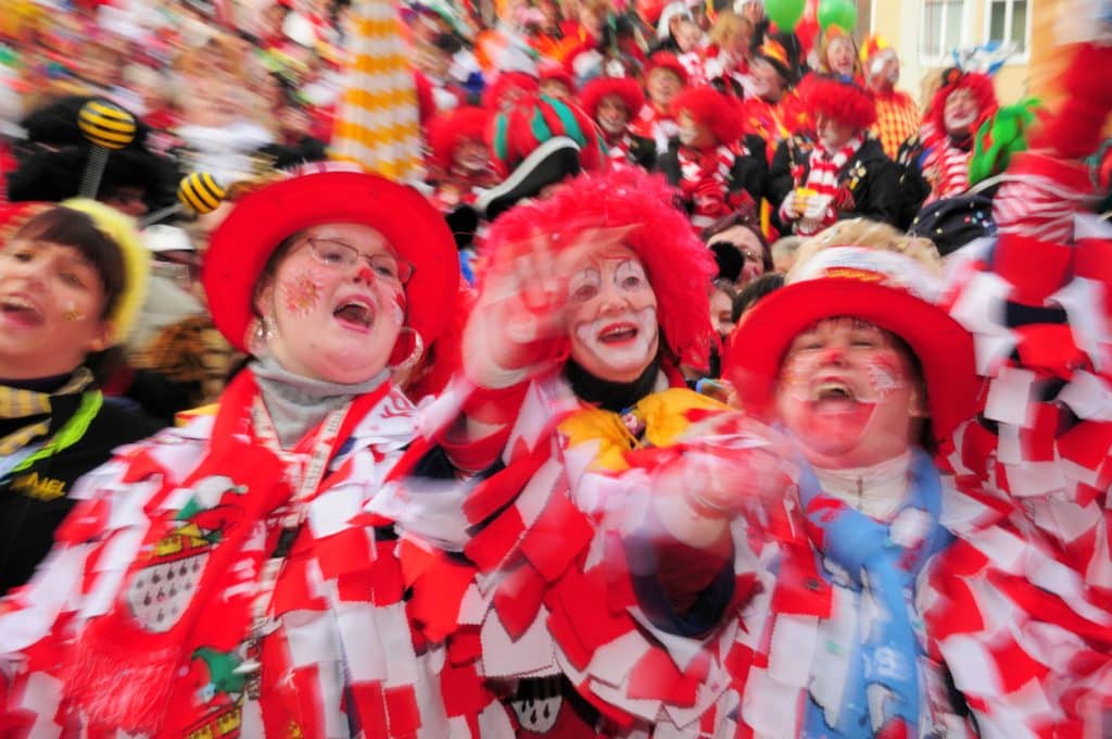 Femmes déguisées en clown durant le carnaval de Cologne