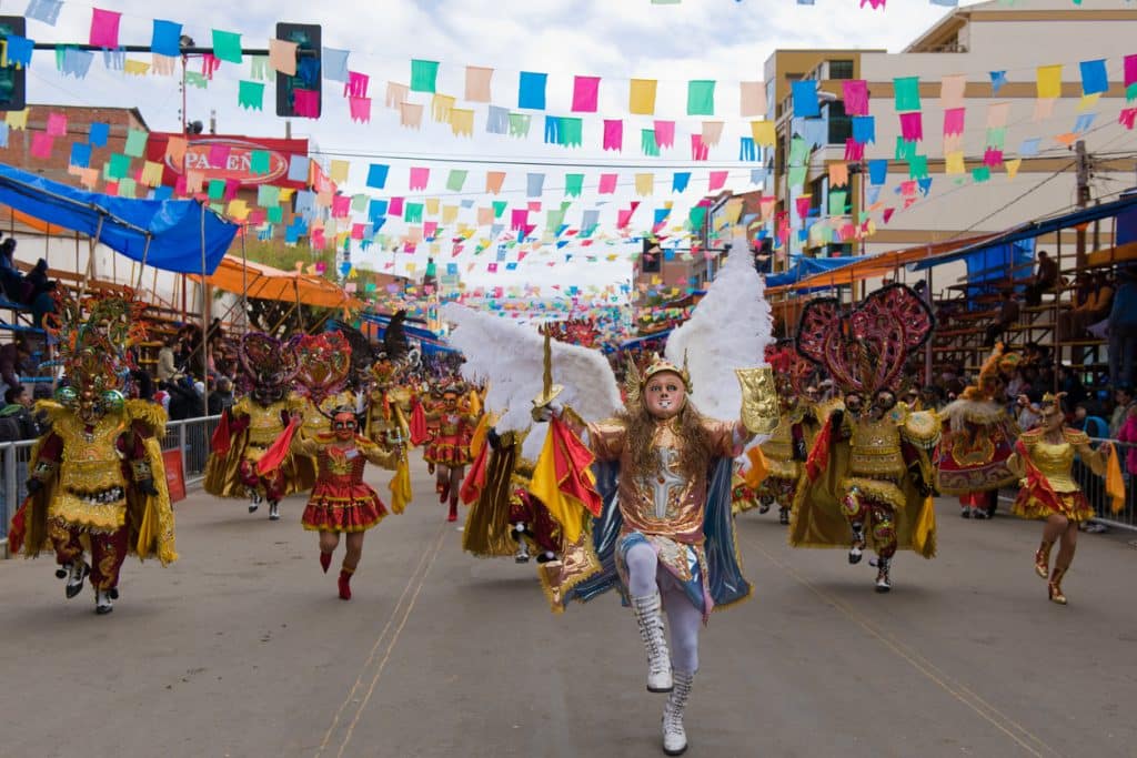 Danseurs qui défilent au carnaval d'Oruro en Bolivie