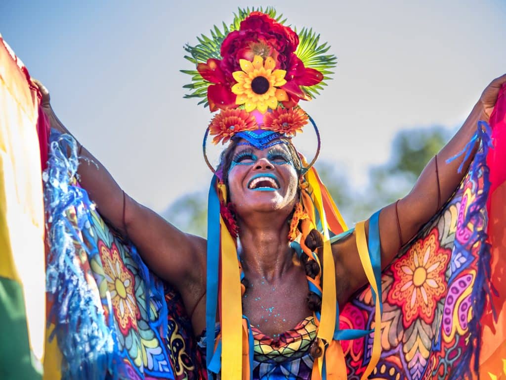 Femme déguisée au Carnaval de Rio au Brésil