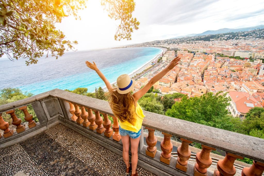 Femme touriste qui surplombe la ville de Nice