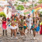 jeunes déguisés dans la rue pour carnaval