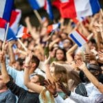 Supporter français qui agitent le drapeau de la France