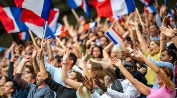 Supporter français qui agitent le drapeau de la France
