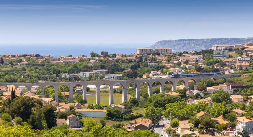 Train qui traverse un pont à Marseille