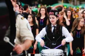 Jeune femme jouant du tambour durant le défilé de la Saint-Patrick en Argentine