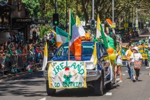 Voiture décorée qui défilent pour la parade de Saint-Patrick en Australie