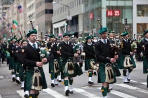 Fanfare qui défile pour la Saint-Patrick à New York