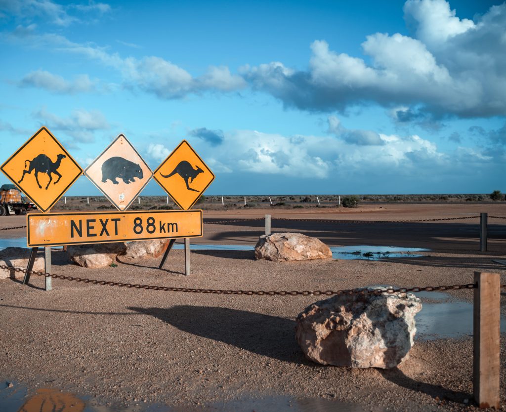 Panneau sur une route déserte en Australie