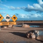 Panneau sur une route déserte en Australie