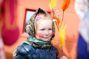 Petite fille finlandaise déguisée en sorcière pour Pâques