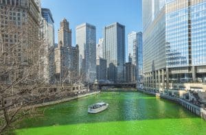 Rivière de Chicago teintée en vert pour la Saint-Patrick