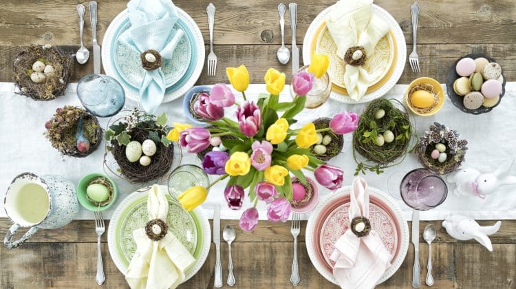 Table dressée pour Pâques avec des œufs et des fleurs