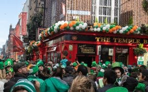 Groupe de festivaliers devant le Temple bar de Dublin durant la Saint-Patrick