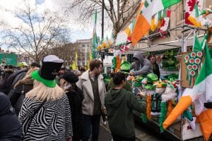 Touristes devant un stand durant le festival de la Saint-Patrick de Londres