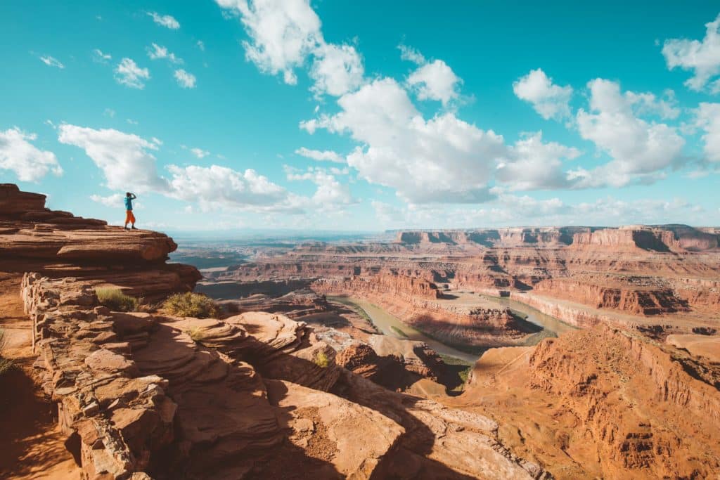 Randonneur sur une falaise à Dead Horse Point State Park aux USA