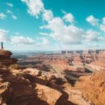 Randonneur sur une falaise à Dead Horse Point State Park aux USA