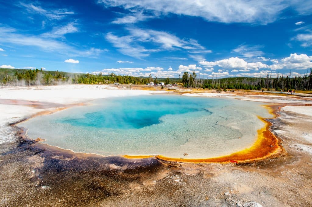 Source d'eau chaude dans le parc national de Yellowstone