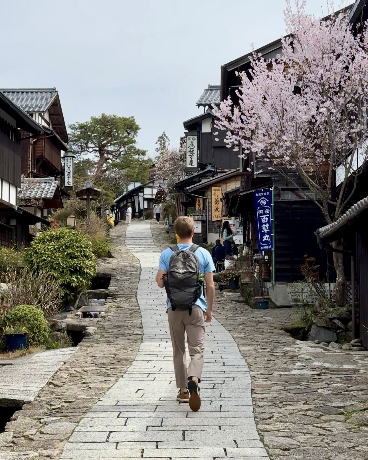 Homme qui marche dans le village de Magome au Japon