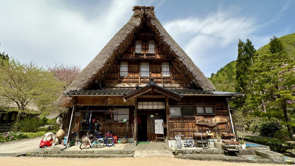 Maison de paille typique des Alpes japonaises